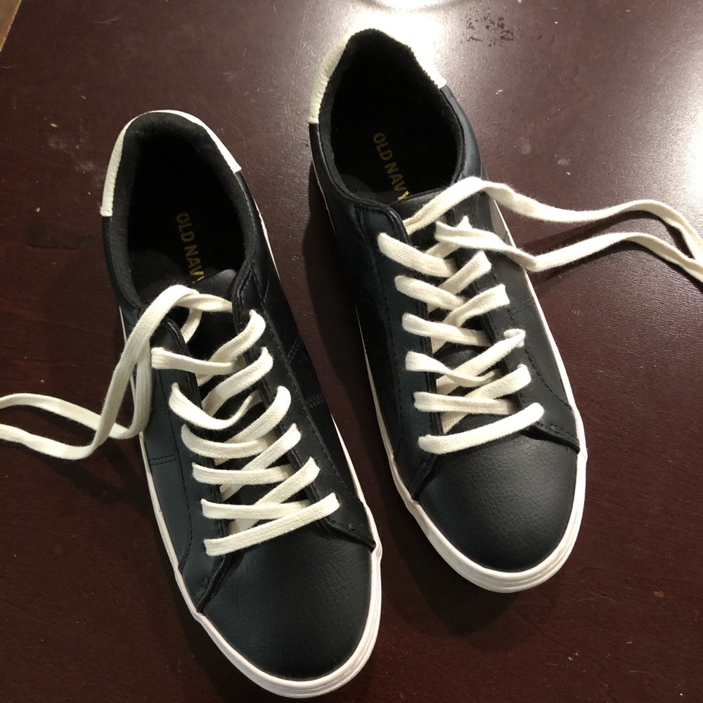 Old Navy sneakers NWOT size 6 black and white